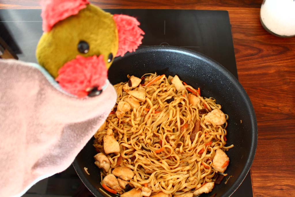  Chinese noodles with chicken